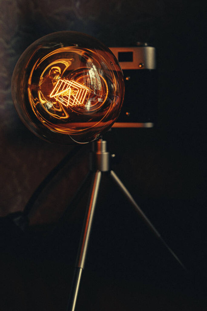 Fajna lampa nocna z delikatnym żółtym światłem jako aparat - Zdjęcie, obraz