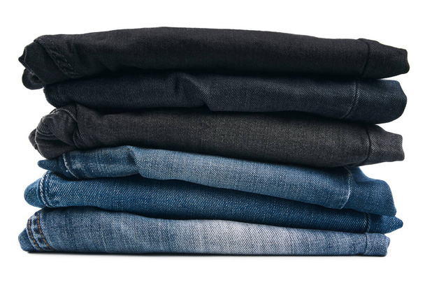Стек різних відтінків синіх джинсів на білому тлі текстури джинсових джинсів. Джинсова текстура тла для дизайну. Полотно джинсова текстура. Синій джинс, який можна використовувати як фон
. - Фото, зображення