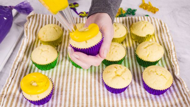 Step by step. Frosting vanilla cupcakes with Italian buttercream icing for Mardi Gras celebration. - Photo, Image