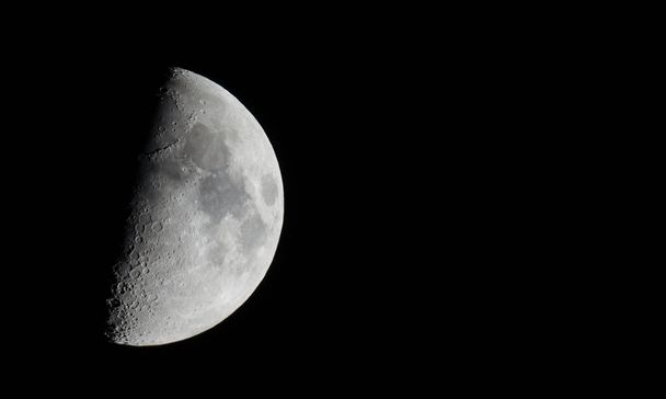 Halbmond im ersten Quartal mit astronomischem Teleskop gesehen - Foto, Bild