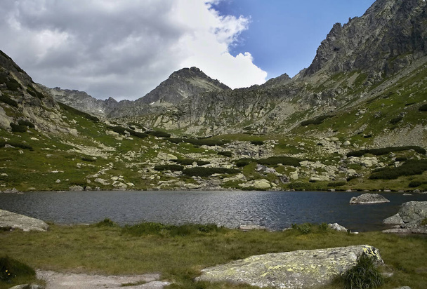 Strbsky peak und Capie Lake, Hohe Tatra, Mlynicka Valley, Slowakei: Strbsky peak ist der Gipfel am Ende des Mlynicka Valley in der Hohen Tatra. - Foto, Bild