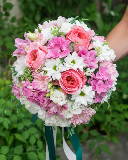 緑の背景にピンクと白の花のラウンド結婚式のブライダルブーケ、選択的フォーカス - 写真・画像