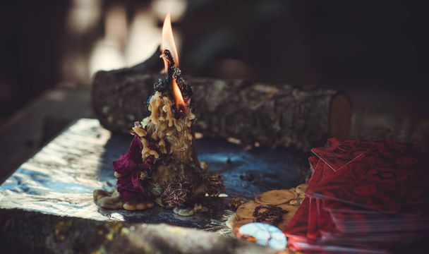 Κεριά καίγονται στο βωμό, μαγεία ανάμεσα στα κεριά, καθαρή αρνητική ενέργεια, έννοια wicca - Φωτογραφία, εικόνα