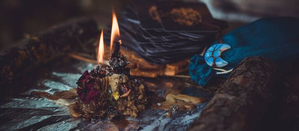 Kerzen brennen auf dem Altar, Magie zwischen Kerzen, saubere negative Energie, Wicca-Konzept - Foto, Bild