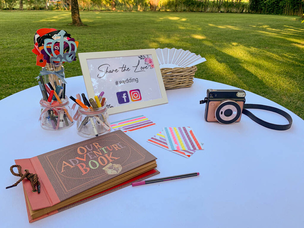 結婚式の間に使用する写真ブース-写真の友人のための写真カメラのヴィンテージとスペース - 写真・画像
