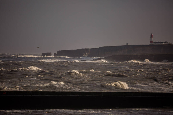 Olas gigantes y vientos helados traídos por la tormenta Darcy batean la costa noreste en South Shields, Inglaterra - Foto, Imagen