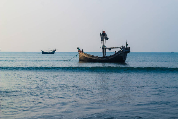 Foto de Barco de pesca industrial. Barco de pesca en el mar. La industria pesquera en Bangladesh. Barco de pesca tradicional bangladesí en la isla de St. Martin. - Foto, imagen