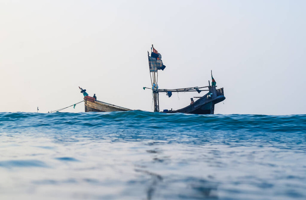 Fénykép az ipari halászhajóról. Halászhajó a tengerben. A bangladesi halászati ágazat. Bangladesi hagyományos halászhajó St. Martin szigetén. - Fotó, kép