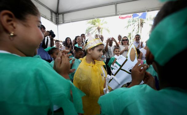 salvador, bahia, brasil - 10 de setembro de 2015: Crianças de uma creche pública são atendidas em sala de aula na cidade de Salvador. - Foto, Imagem