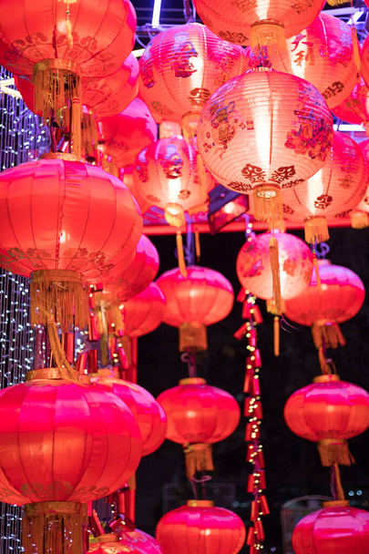 lanternas chinesas pendurar com outro em padrão no teto superior à noite. foto vertical - Foto, Imagem