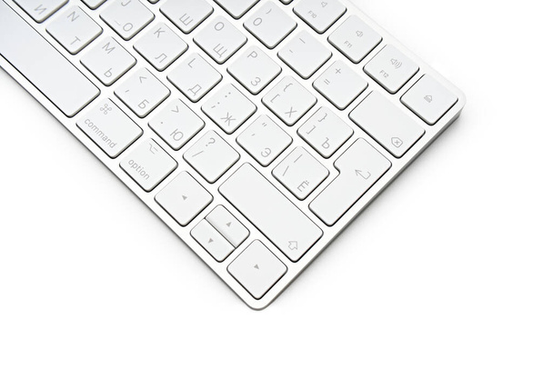 Beyaz klavye kablosuz bilgisayar klavyesi beyaz arkaplanda izole edildi. Rusça / İngilizce klavye düzeni.  - Fotoğraf, Görsel