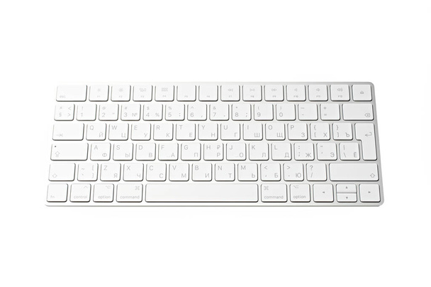Клавиатура Белая беспроводная клавиатура компьютера изолированы на белом фоне. Раскладка клавиатуры на русском и английском языках.  - Фото, изображение