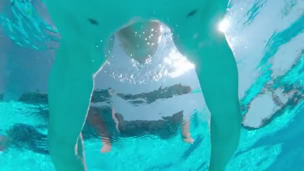 Man zwemt onderwater uitzicht - Video