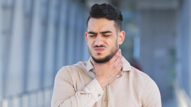 Férfi portré spanyol férfi arab üzletember etnikai kevert faj szakállas fickó főnök vezető úgy érzi, torokfájás fogja a kezét a nyakon fulladás szenved tünetei influenza betegség rossz közérzet - Felvétel, videó