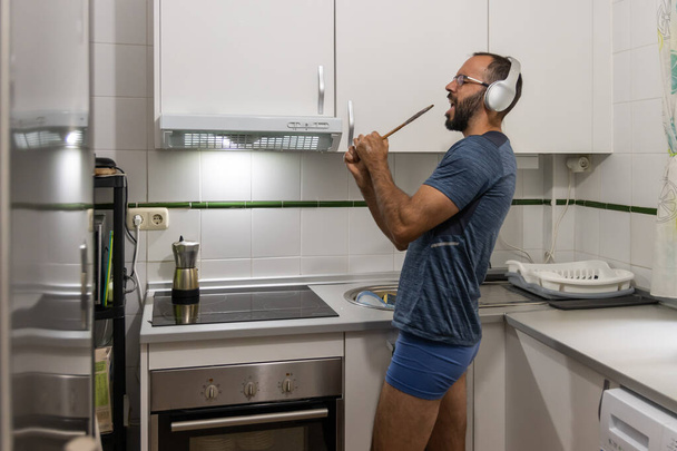 Человек поет во время мытья посуды - Фото, изображение