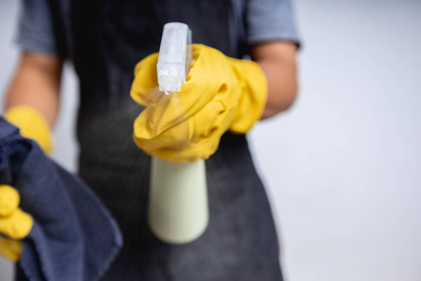 limpieza de la casa con desinfectante spray botella superficie de lavado con toalla y guantes. COVID-19 prevención desinfección interior, protección coronavirus concepto - Foto, imagen