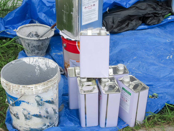 Χημικά απόβλητα στη βιομηχανία, εξοπλισμός ανάμειξης χρωμάτων                  - Φωτογραφία, εικόνα