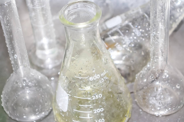 Очистите химическое стекло в лаборатории водой - Фото, изображение