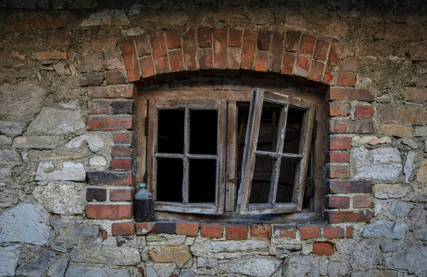 Fragment architectural médiéval, Cesis, Lettonie. Mur de briques et de blocs, cadre de fenêtres en bois. - Photo, image