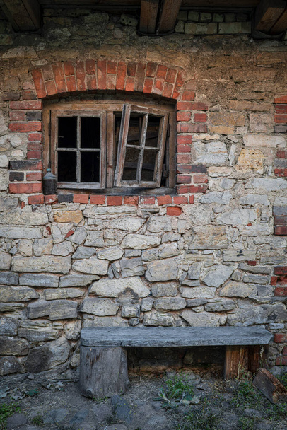 Fragment architectural médiéval, Cesis, Lettonie. Mur de briques et de blocs, cadre de fenêtres en bois. - Photo, image