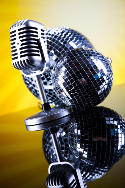 Mikrofon és disco labda - Fotó, kép