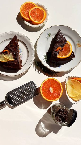 delicioso desayuno con pastel de chocolate con naranja - Foto, Imagen