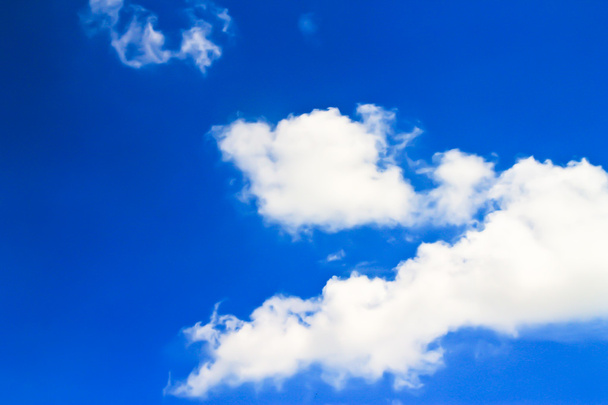 σύννεφα στον γαλάζιο ουρανό  - Φωτογραφία, εικόνα