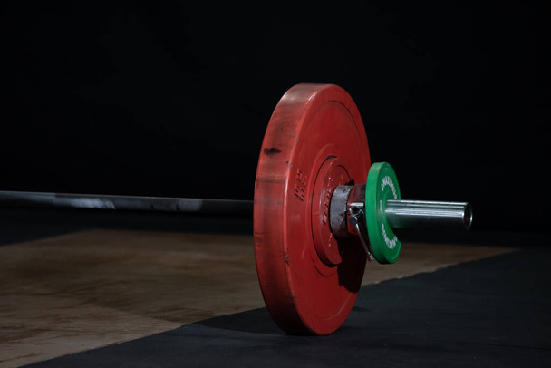 штанга для тяжелой атлетики с цветными дисками - Фото, изображение