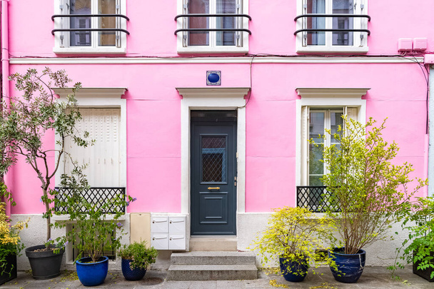 Paryż, kolorowy dom rue Cremieux, typowa ulica - Zdjęcie, obraz