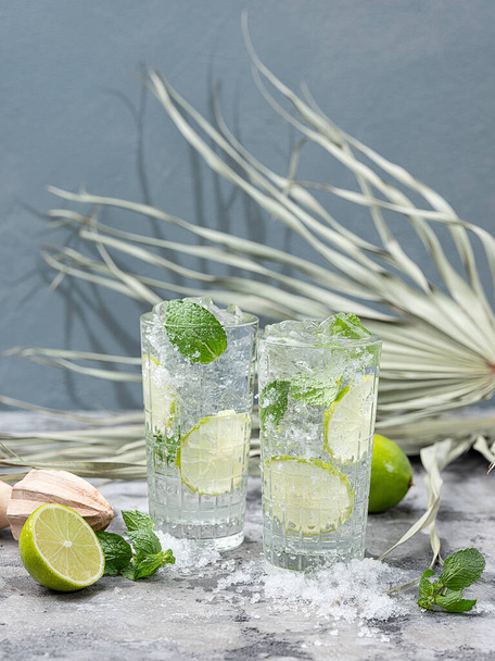 Cocktail met munt en limoen - Foto, afbeelding