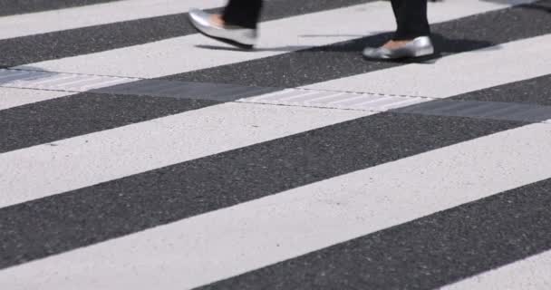 Замедленное движение частей тела ходячих людей на перекрестке в деловом городе - Кадры, видео