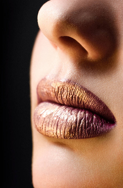 portrait girl violet and gold lips  - Foto, Imagen