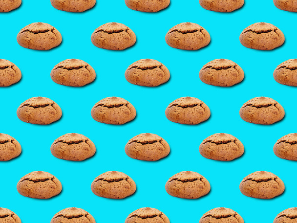 Seamless pattern with cookies. Oatmeal cookies on a blue background. - Foto, afbeelding