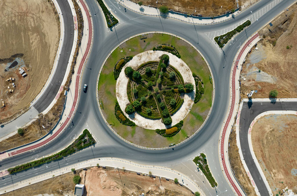 Letecký pohled na moderní navržený kruhový objezd. Silniční doprava Nikósie Kypr - Fotografie, Obrázek