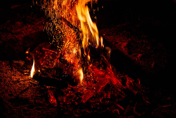 Flammen eines Lagerfeuers in der Nacht - Foto, Bild