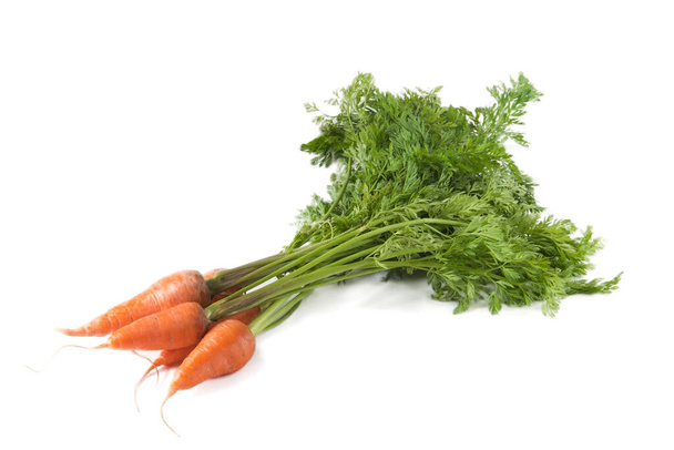 Молодая, вкусная, сочная, апельсиновая морковь. Здоровое питание. - Фото, изображение