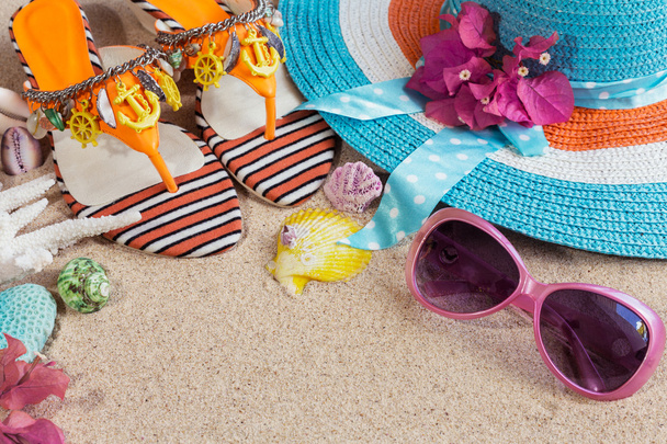 Сандалии, голубая жара и розовые солнечные очки на песке. Летний пляж
 - Фото, изображение
