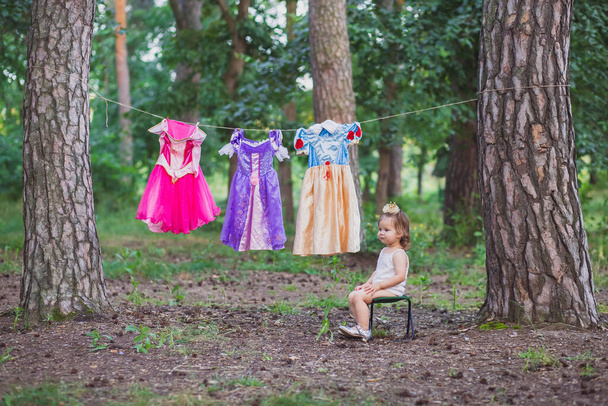 Encantador bebê pendurado fora trajes de princesa para secar - Foto, Imagem