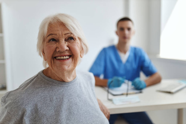 alegre anciana en la cita de los médicos salud del hospital - Foto, imagen