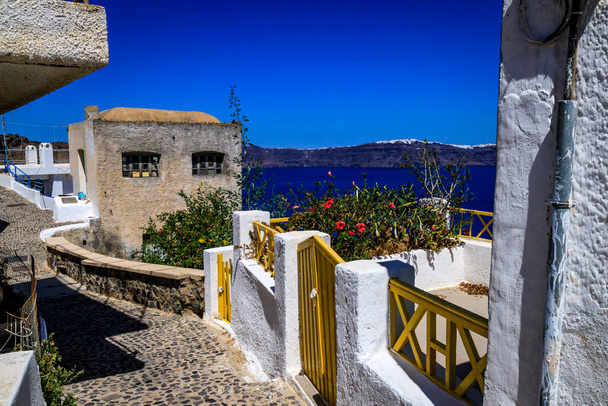 Santorini - oficialmente Thira e Thera grego clássico é uma ilha no sul do Mar Egeu, cerca de 200 km (120 mi) a sudeste do continente grego. - Foto, Imagem