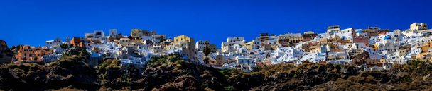 Santorini - oficialmente Thira e Thera grego clássico é uma ilha no sul do Mar Egeu, cerca de 200 km (120 mi) a sudeste do continente grego. - Foto, Imagem