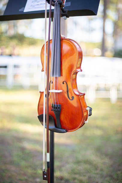 Violino classico e musica stand alla cerimonia di nozze all'aperto in  - Foto, immagini