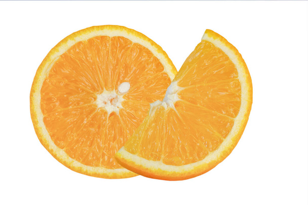 Helften rijp, sappig nieuw oogst sinaasappel geïsoleerd op witte achtergrond - Foto, afbeelding