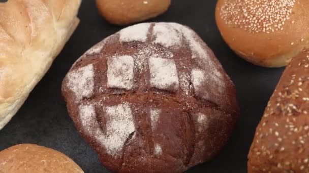 Verschiedene leckere frische hausgemachte Brotlaibe und ein Brötchen - Filmmaterial, Video