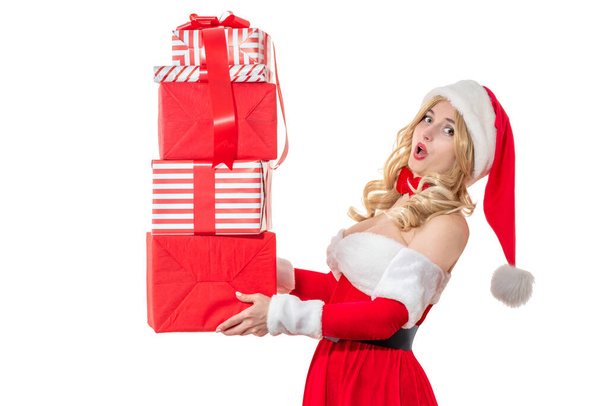 Pani Mikołajowa uśmiechnięta z laptopem. Ładna kobieta w czerwonej sukience, białe futro. Wesoły kapelusz dziewczyny Santa 'snta. Kobieta na przyjęciu bożonarodzeniowym - Zdjęcie, obraz
