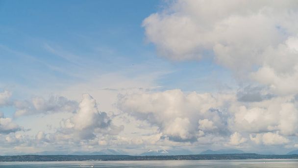 Grote wolken en blauwe lucht obscure Olympische bergketen in Pacific Northwest - Foto, afbeelding