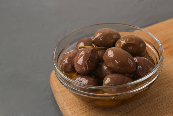 Aceitunas y aceite de oliva en un bol sobre una mesa de lana - Foto, imagen