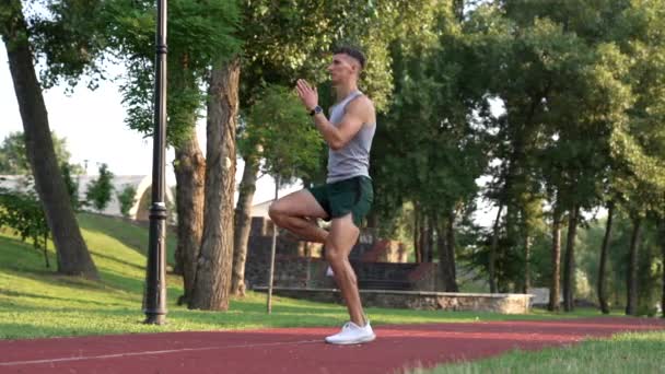 γυμναστής jogging στη θέση του με μια μεγάλη άνοδο της κνήμης, πρόκληση Αργή κίνηση - Πλάνα, βίντεο
