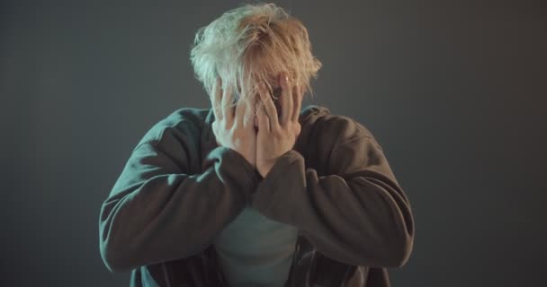Joven chico rubio llorando y respirando tan duro debido a su depresión - Imágenes, Vídeo