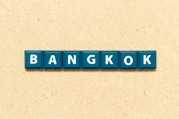 Tegel alfabet letter in woord bangkok op hout achtergrond - Foto, afbeelding